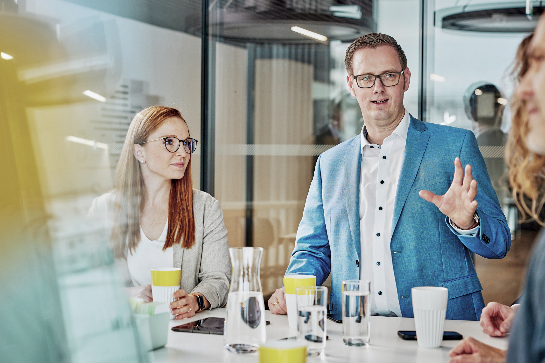 Symbolbild: 2 Menschen in Bürosituation
