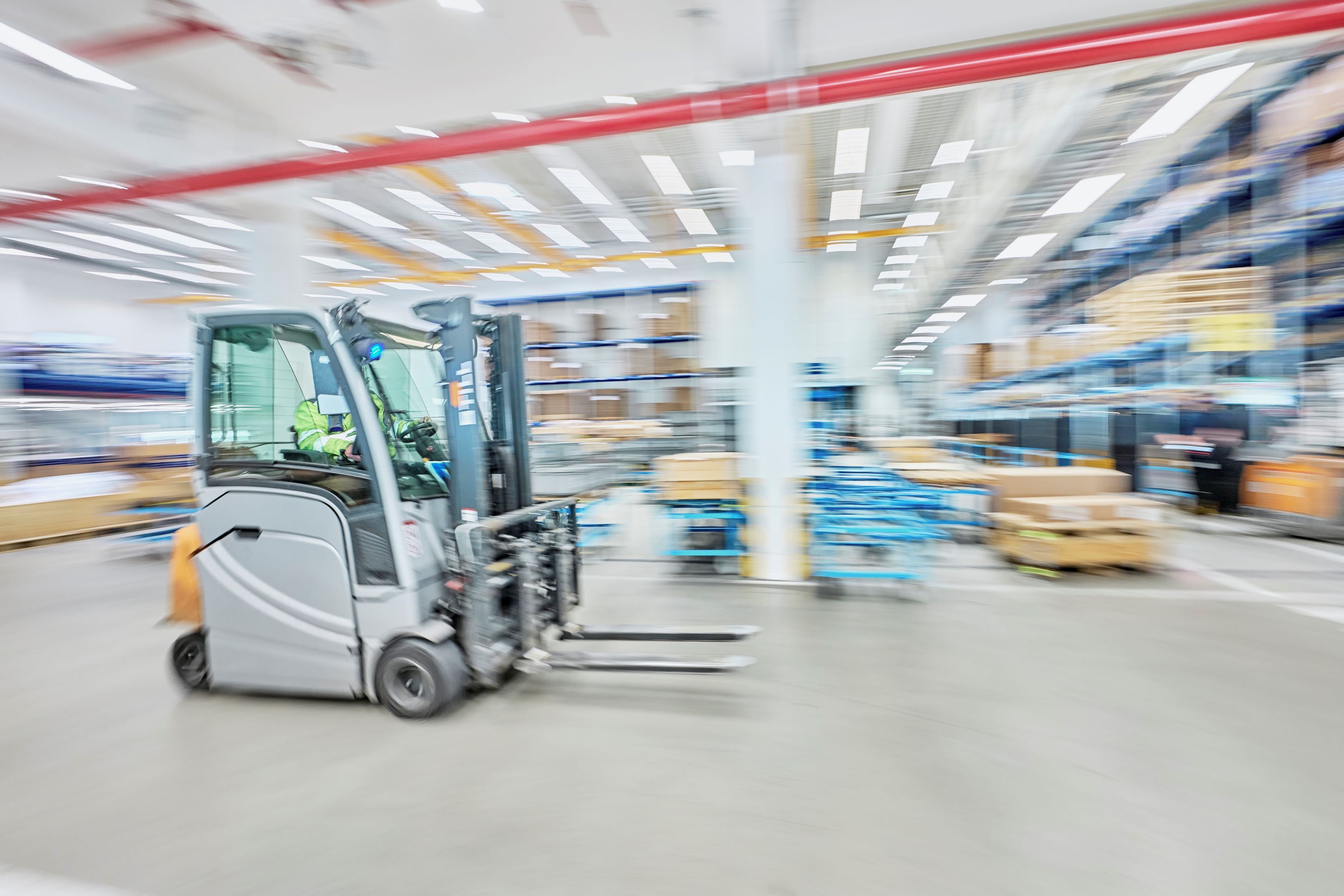 Symbolbild: Lagerhalle mit Gabelstabler
