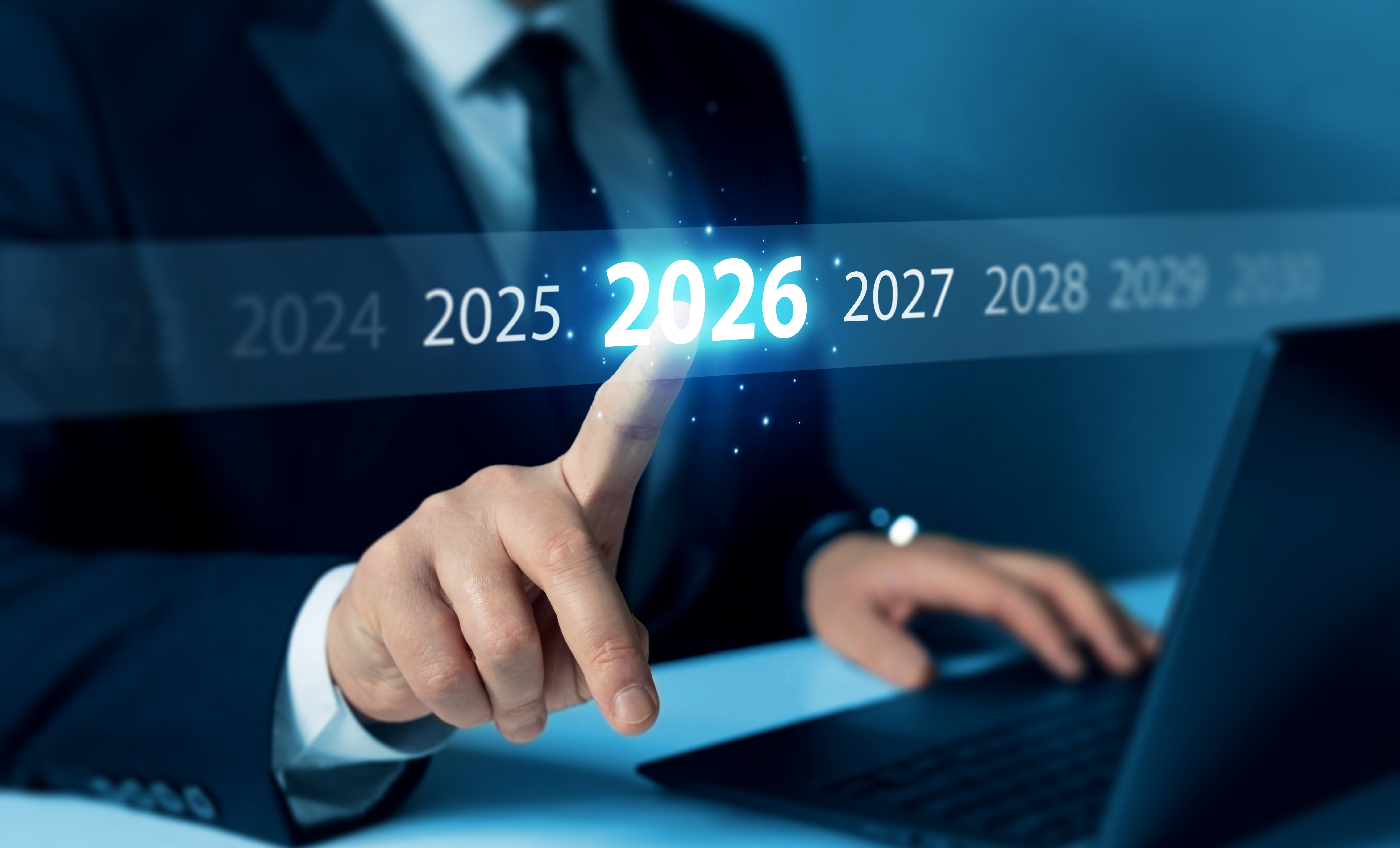 Symbolbild: Geschäftsmann wählt Jahr 2026 auf Touch Screen aus